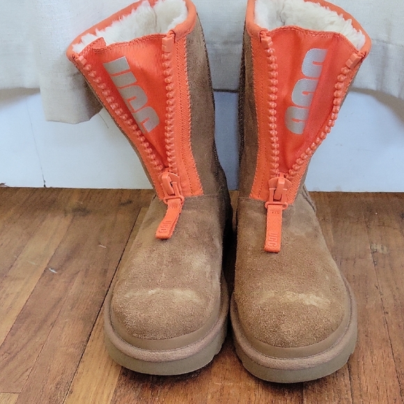 UGG Classic Short Zipper Tape Logo Chestnut 9 - Picture 1 of 7